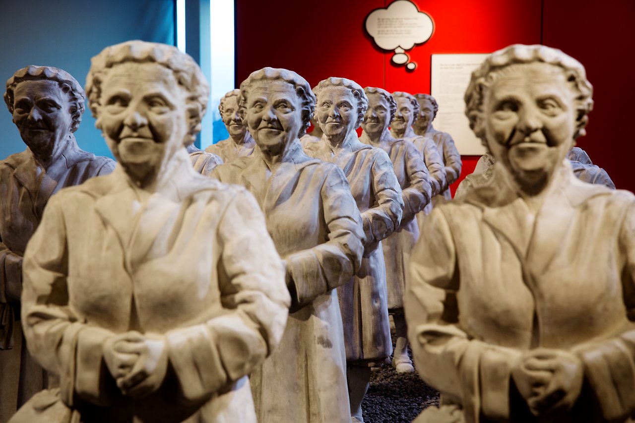 Foto på Susanna Arwins konstverk "tantfullness", 12 statyer i betong.